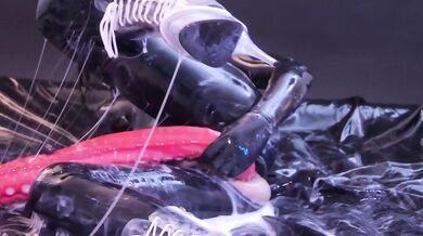 ✨超震撼！猎奇异物癖亚裔伪娘人妖TS「VanillaMuddy」OF露脸私拍，胶衣，扩肛，贞操锁，触手插菊花…①（20v） (9)